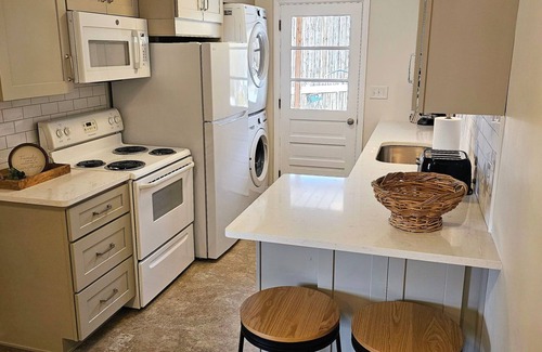 Marion House | Newly renovated 3 beds, 2 baths in Marion. Pool open until Oct. 5!