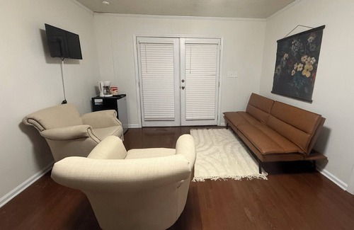 Marion House | Newly renovated 3 beds, 2 baths in Marion. Pool open until Oct. 5!