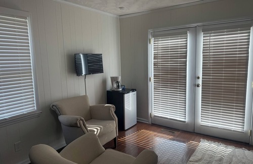 Marion House | Newly renovated 3 beds, 2 baths in Marion. Pool open until Oct. 5!