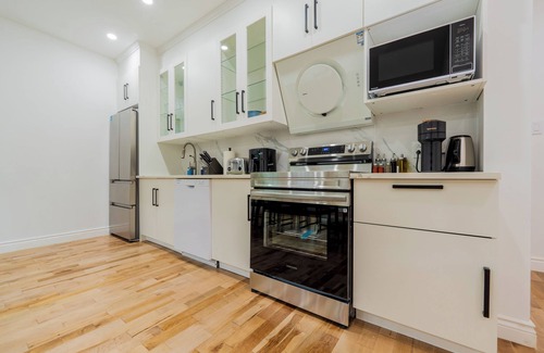 Cote-Des-Neiges—Notre-Dame-De-Grace Apartment | Newly Renovated 3BR/2BA Spacious & Modern