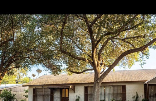 Eastern Division House | Newly Renovated 3br/2b-The Laredo House!
