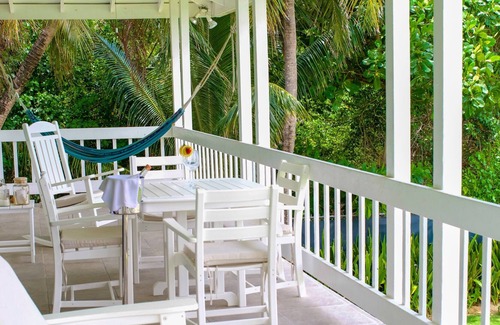 Seven Mile Beach Apartment | NEWLY RENOVATED 7 MILE BEACHFRONT W/ SUNSET VIEW! NEAR EVERYTHING !