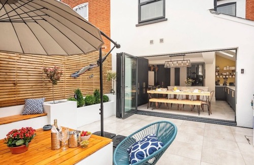 Felixstowe House | Newly Renovated and Modernised 5 Bedroomed Seaside Victorian House. Sleeps 10-12