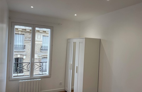 Pantin Apartment | Newly renovated apartment glistening in white, a haven of peace.
