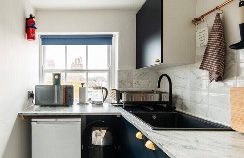 Kemptown Apartment | Newly Renovated Central 99 steps to the Sea