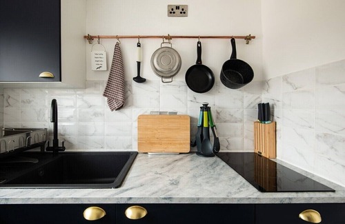Kemptown Apartment | Newly Renovated Central 99 steps to the Sea