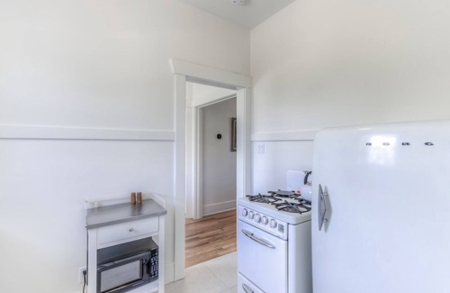 Feldman's House | Newly renovated, charming, quiet bungalow near U of A/downtown