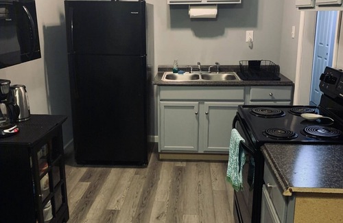 Fort Valley House | Newly renovated cozy 1090 sq feet brick house. Free WiFi, cable TV, parking.