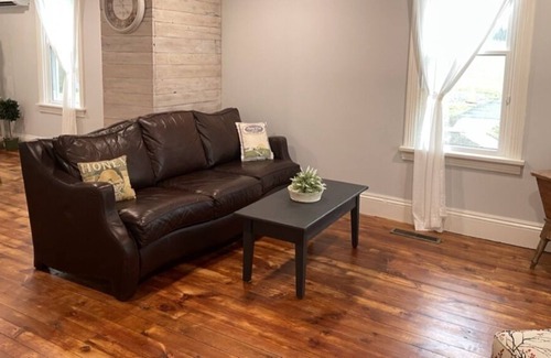 Newport House | Newly renovated Farmhouse near Little Buffalo State Park