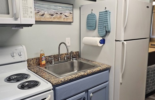 Biloxi Condo | Newly Renovated Gated Complex & Pretty Condo-Great for TDY or Beach Visitors!