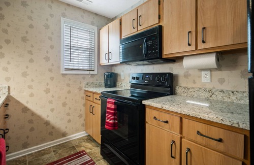 Westover Condo | Newly Renovated Ground Floor Condo minutes to Fort Liberty
