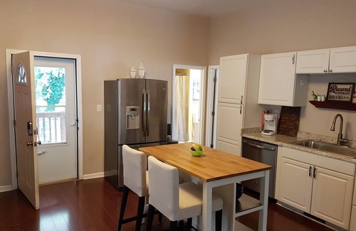 Athens House | 🎸Newly Renovated Home in Downtown Athens! Big Yard, Perfect Getaway & Tailgate
