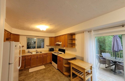 Kincardine House | Newly renovated Huron Lake cottage, close walk to downtown and the beach!
