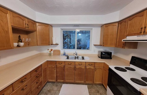 Kincardine House | Newly renovated Huron Lake cottage, close walk to downtown and the beach!