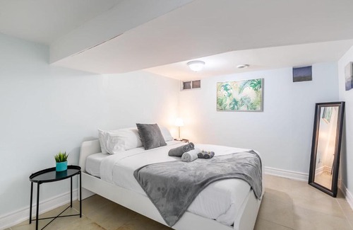 Little Italy Apartment | Newly Renovated - Modern 2BR Apartment - Trinity Bellwoods!
