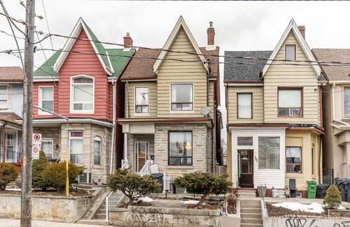Little Italy Apartment | Newly Renovated - Modern 2BR Apartment - Trinity Bellwoods!