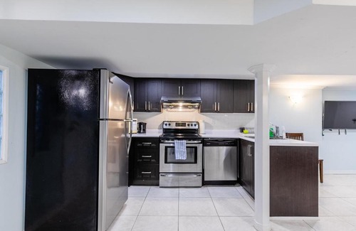 Little Italy Apartment | Newly Renovated - Modern 2BR Apartment - Trinity Bellwoods!