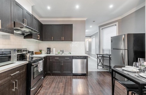Little Italy Apartment | Newly Renovated - Modern 3BR Apartment - Trinity Bellwoods!