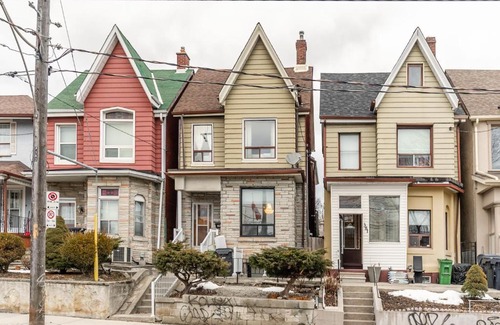 Little Italy Apartment | Newly Renovated - Modern 3BR Apartment - Trinity Bellwoods!