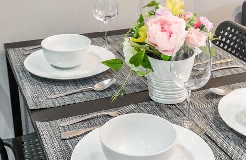 Little Italy Apartment | Newly Renovated - Modern 3BR Apartment - Trinity Bellwoods!