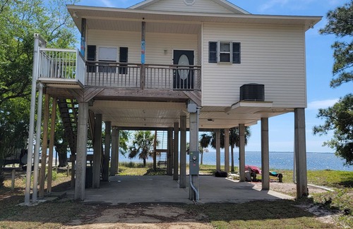 Carrabelle House | Newly Renovated!- Nauti Flamingo 2br/2ba Bay-Front Home
