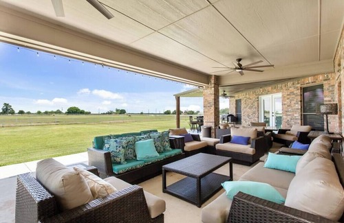 Weston House | Newly Renovated Private Ranch Get-A-Way