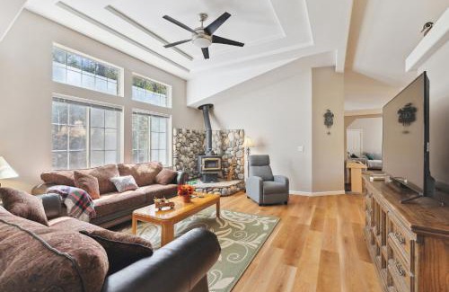 Murphys Villa | Newly Renovated Retreat on 6 Acres, Discover Murphys Lodge with Scenic Views!