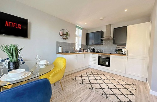 Whitton Apartment | Newly Renovated Spacious One Bedroom in Twickenham