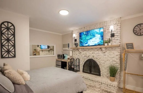Deer Park House | Newly Renovated Studio with Private Entrance