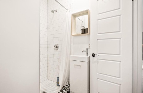 Mile End Apartment | Newly renovated studio the heart of mile end