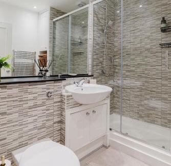 Canary Wharf Apartment | Newly Renovated Stylish Urban Modern 2BED 1Bath E14 Flat