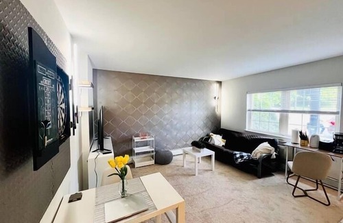Stamford Apartment | Newly renovated, sunny 😎 1bed/1bath Apartment