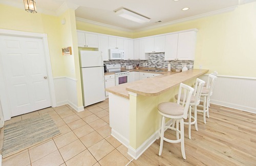 Central Myrtle Beach Condo | Newly Renovated Top Floor Condo with Pool, Golf Course View-1 mile to the beach!