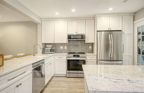 Charleston House | Newly Renovated Townhouse close to Daniel Island