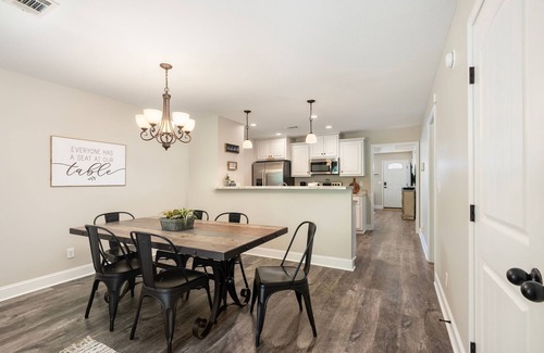 Perry House | Newly renovated townhome 11 min from GA National Fair Grounds!