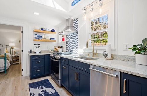 West Chatham Cottage | Newly Renovated Upscale Cottage/Pvt 2 KING BR Ensuite/1 Mile to Hardings Beach