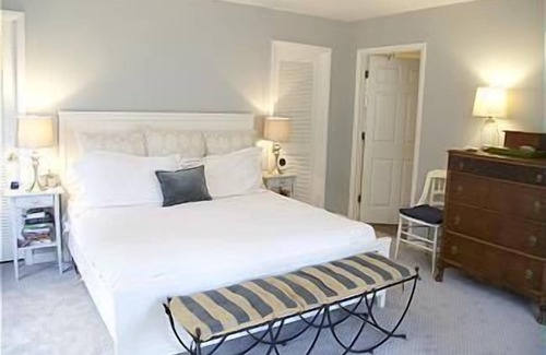 Charlottesville House | Newly Renovated White Brick Ranch-Minutes to UVA