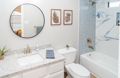 Southern Plantation House | Newly renovated home w/hand-painted "HOWDY" mural, game/bunk room & pool table