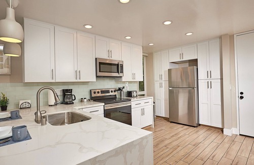 Townsite Cottage | Newly Renovated, Walk to the Beach, Direct ocean view from Master and the Deck