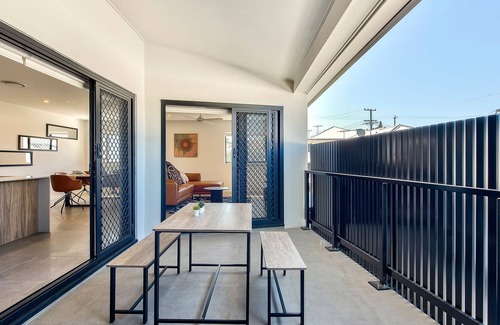 Mount Gravatt Apartment | Newly spacious top level good view near city apartment