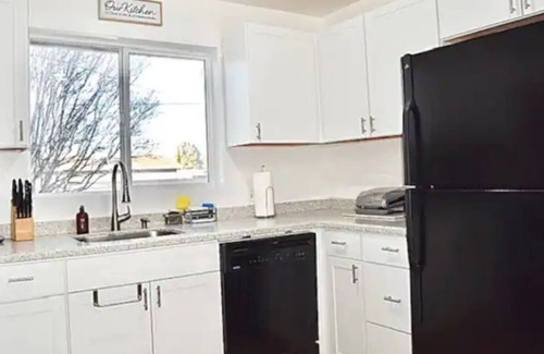 Sierra Vista House | Newly Updated 3-Bedroom Oasis in the Heart of Town