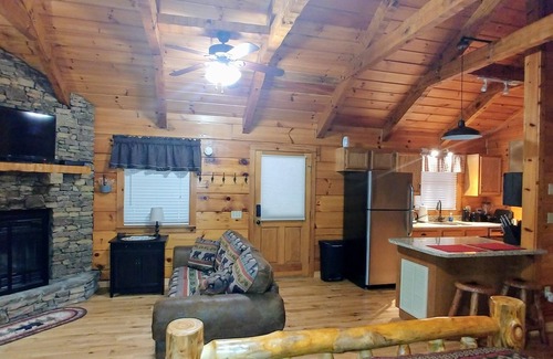 Gatlinburg - Pigeon Forge Cabin | Newly updated cabin, 10 min to pkwy in Pigeon Forge. Screen porch, hot tub,WiFi.