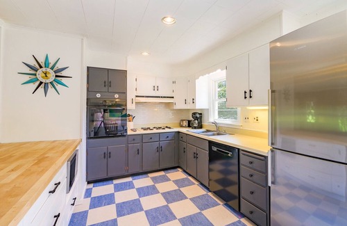 Cushing Cottage | Newly updated cottage directly on Maple Juice Cove