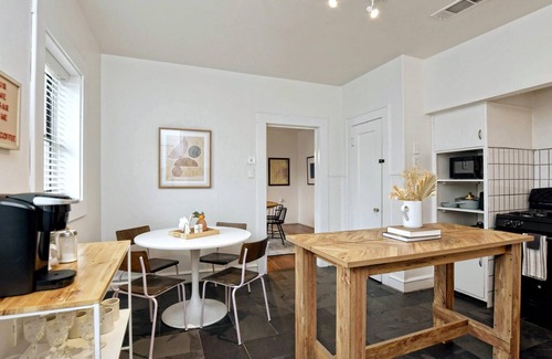 Austin Ave. Apartment | Newly Updated Cozy 1927 Uptown Tudor 4 min to Magnolia