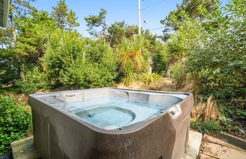 Warrenton House | Newly updated, dog-friendly house near the beach with hot tub & grill