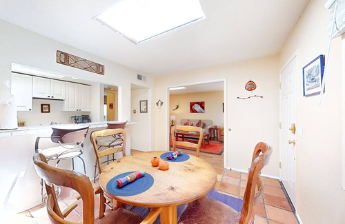 Northeast Santa Fe Apartment | Newly Updated El Matador Condo with Library & Fireplace | Walk to the Plaza