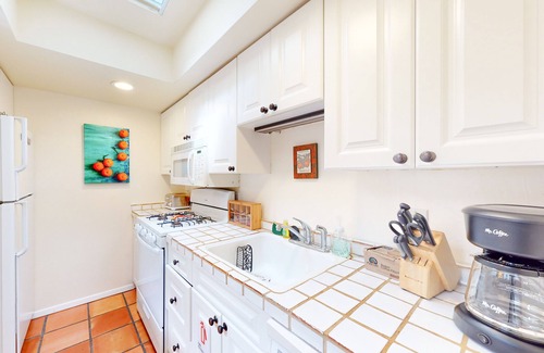 Northeast Santa Fe Apartment | Newly Updated El Matador Condo with Library & Fireplace | Walk to the Plaza
