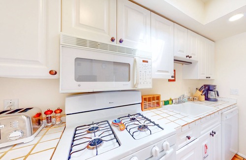 Northeast Santa Fe Apartment | Newly Updated El Matador Condo with Library & Fireplace | Walk to the Plaza