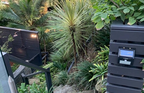 Newport House | Newport Beach and Bush Getaway With Great Views