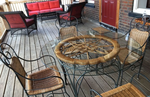 Newport Apartment | NEWPORT INN #2 - NO CLEANING FEES! FREE PARKING! WALK TO GAMES AND CONCERTS!